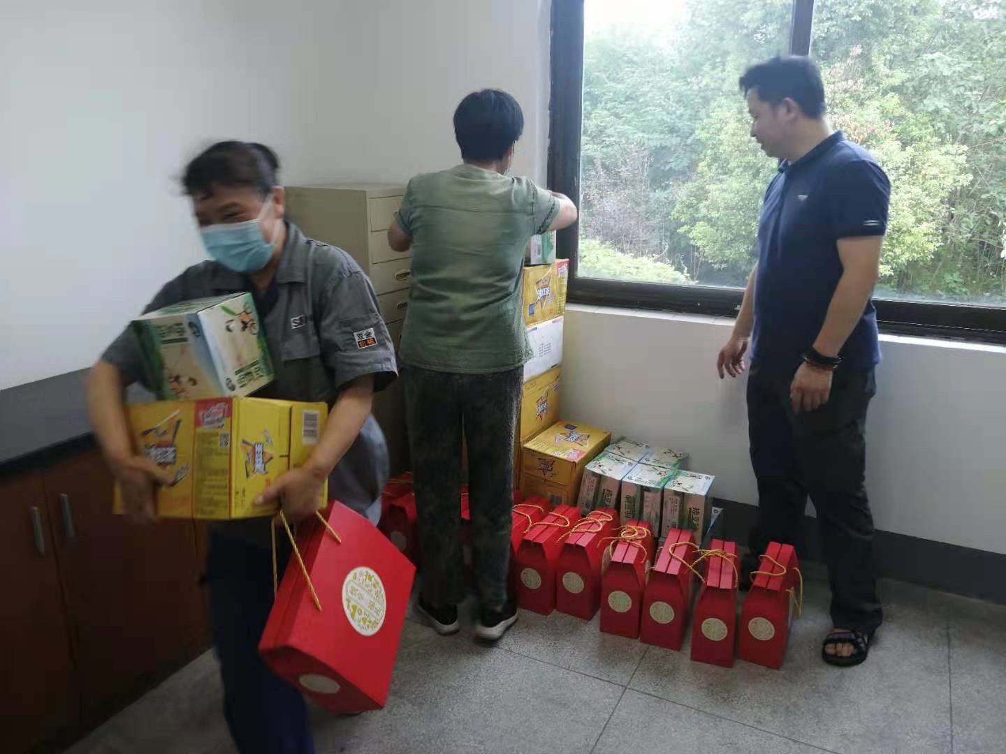 开云（中国）官方工会开展“夏日送清凉”职工慰问活动