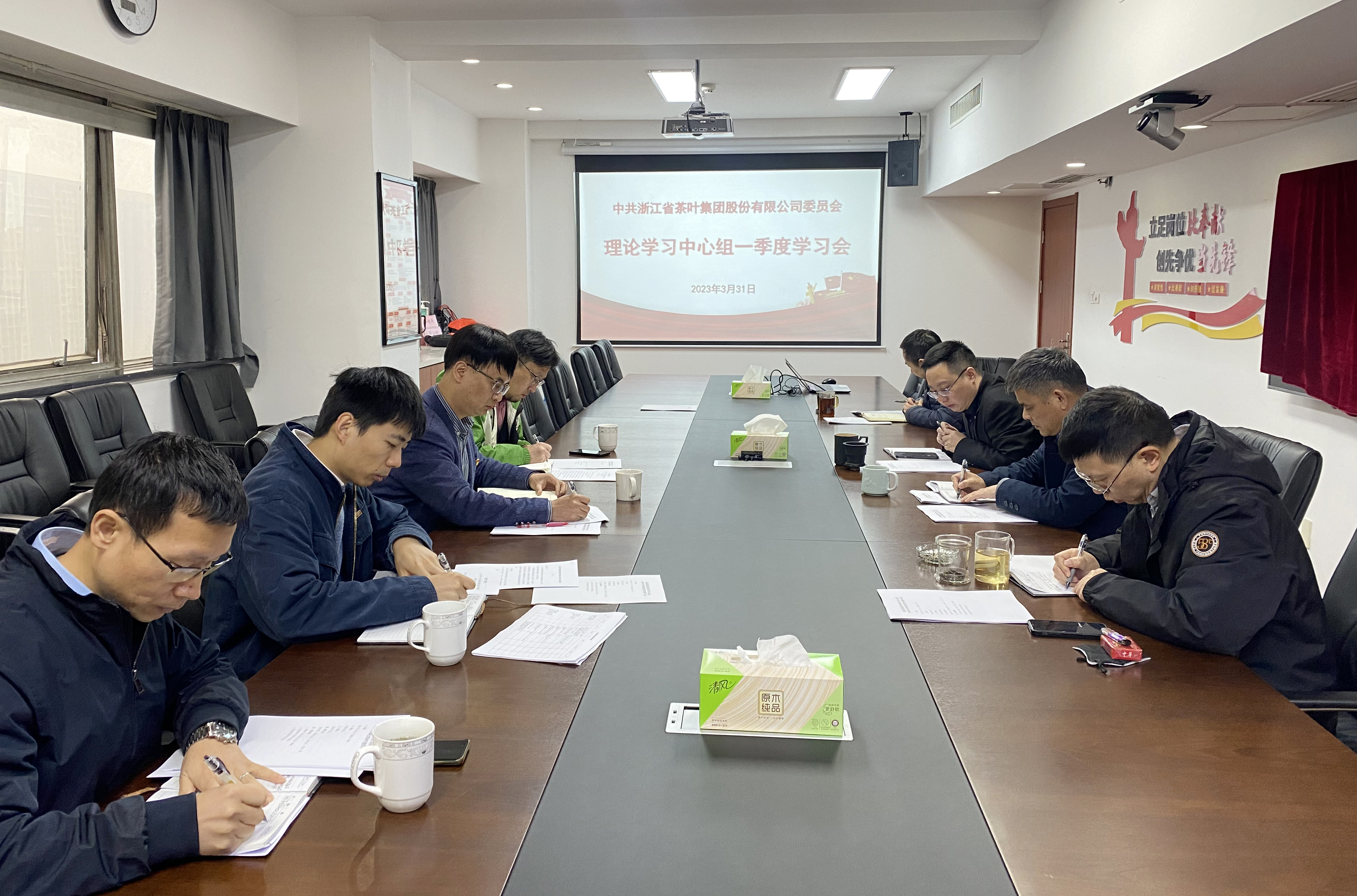 开云（中国）官方党委理论学习中心组召开2023年全国两会精神专题学习会
